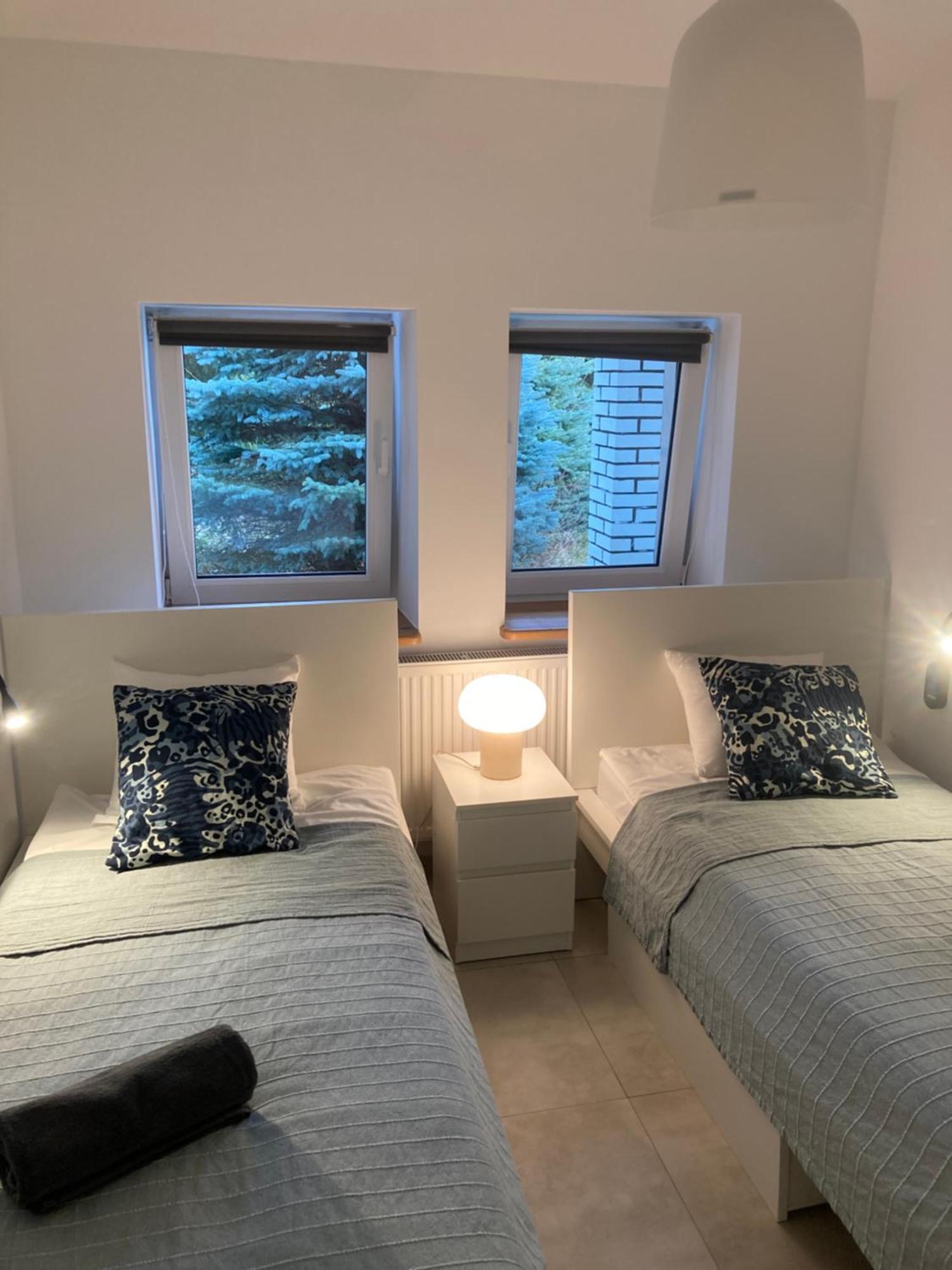Wake Villa Brwinow Ngoại thất bức ảnh